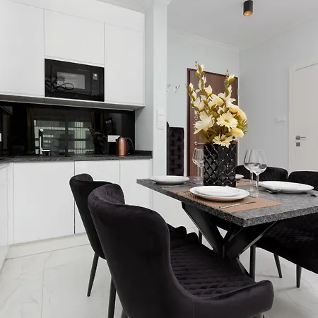 Aparthotel Mennica - Center By Renters